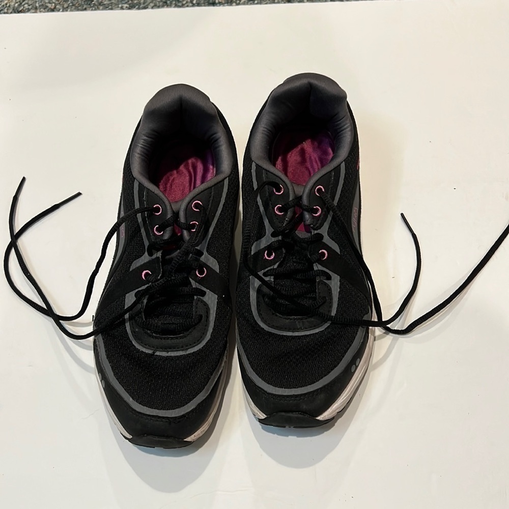 𝅺RYKA Gym Shoes, Size 7